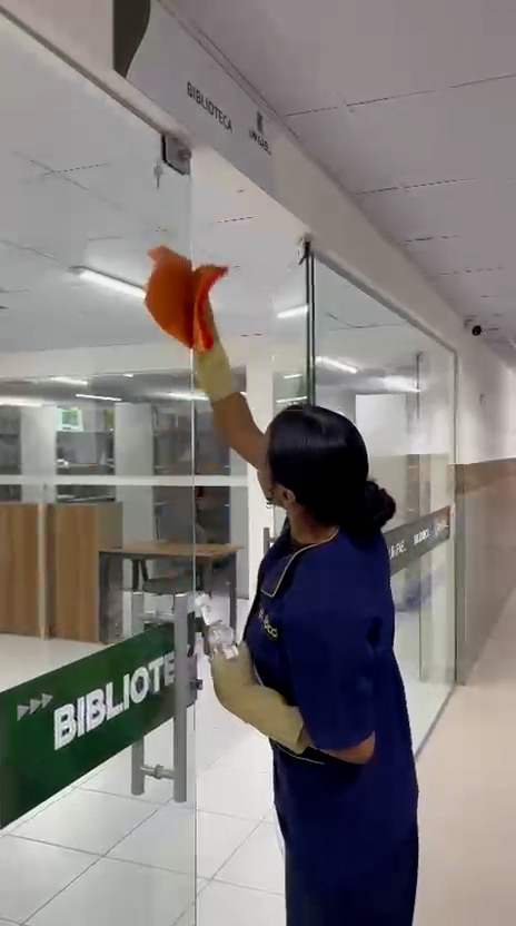 Profissional da Foco em serviço de limpeza